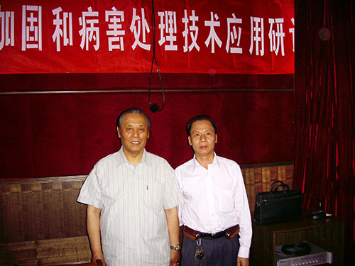 董事長(cháng)與建筑物移位糾偏專(zhuān)家合影